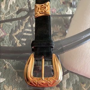 Gorgeous hunter green suede belt w/gold conchos. M